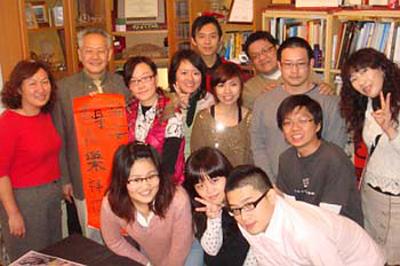 2009 (28).jpg - Jan 10, 2009 老師慶生會(大家與春聯合影)